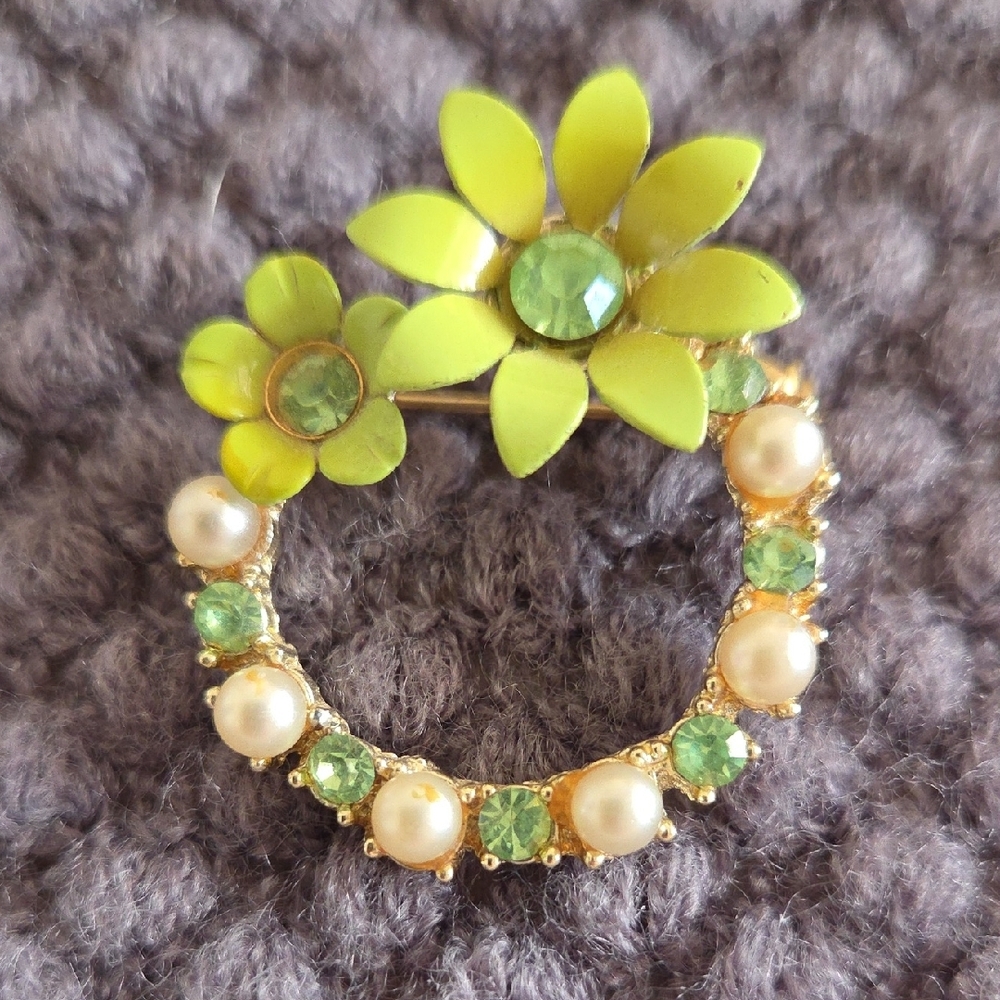 Elegant Floral Brooch with Green and Gold Tone Accents